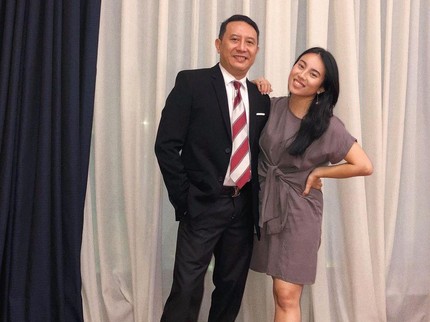 7 Potret Cantik Casey Rebecca, Putri Sonny Tulung yang Jarang Tersorot