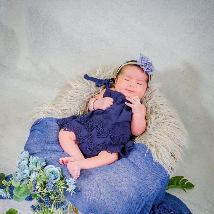 <p>Anak kedua Nella Kharisma, Kenes Naara Madaharsa, melakukan <em>photoshoot newborn</em> dengan mengenakan baju milik sang Kakak, Gendhis. Ia terlihat cantik dengan <em>dress</em> biru dongker dan bando bunga warna ungu. (Foto: Instagram: @nellakharisma)</p>