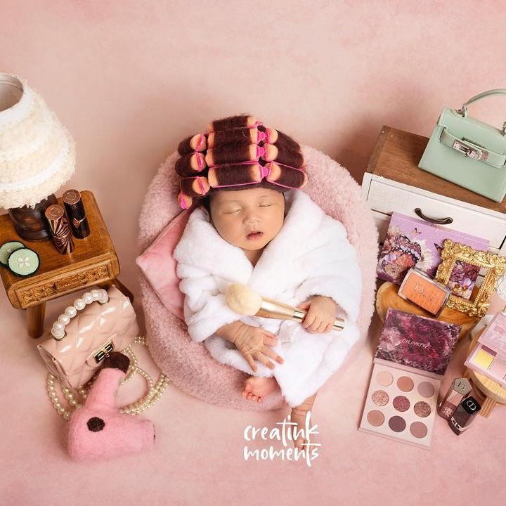<p>nak perempuan Kesha Ratuliu, Aisha Kaluna Letecia, bergaya bak wanita yang tengah asyik <em>me time</em> di salon nih, Bunda. "Halo guys, hari ini aku mau bikin tutorial<em> makeup look</em>.." ungkap Kesha gemas. (Foto: Instagram: @kesharatuliu05)</p>