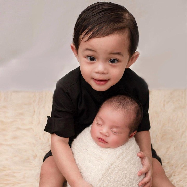 <p>Putra kedua pasangan Dinda Hauw dan Rey Mbayang, Baby Kaba langsung menjalankan<em> photoshoot newborn</em> beberapa hari setelah dilahirkan. Kaba didandanin dengan kain seperti di-wrap dan dipeluk oleh sang kakak, Shaka. (Foto: Instagram: @dindahw)</p>