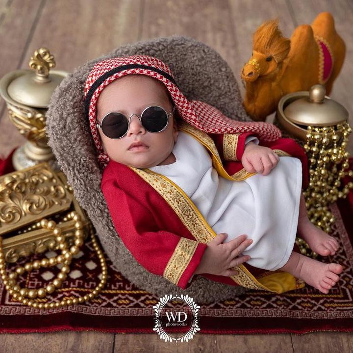 <p>Ketika belum genap sebulan, Baby Omar anak Vebby Palwinta langsung melakukan sesi photoshoot newborn dengan tema pangeran Arab nih, Bunda. "<em>Masya Allah tabarakallah</em>, gak kuat Amma lihatnya. Kalau<em> onty uncle online</em> pilih <em>slide</em> keberapa nih?" ujar Vebby. (Foto: Instagram: @vebbypalwinta)</p>