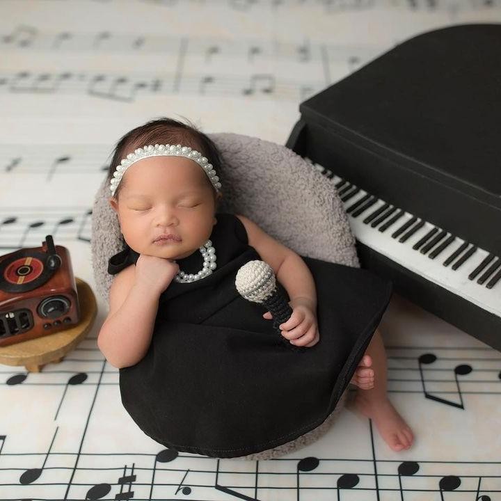 <p>Shafanina Bachtiar anak Tasya Kamila menggunakan konsep yang unik saat sesi <em>photoshoot newborn</em>. Ia terlihat asyik menggenggam sebuah <em>mic</em> dengan piano di sampingnya. "Bayi New York yang capek banget masih bayi sudah lulus S2, jadi mau <em>chill</em> dulu main musik," kata Tasya. (Foto: Instagram: @tasyakamila)</p>