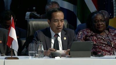 Presiden Joko Widodo (Jokowi) berbicara dunia bergerak tanpa nahkoda dalam forum Friends of BRICS Leaders Dialogue, dalam KTT BRICS di Afrika Selatan, Kamis (24/8/2023). (Tangkapan Layar youtube SABC News)