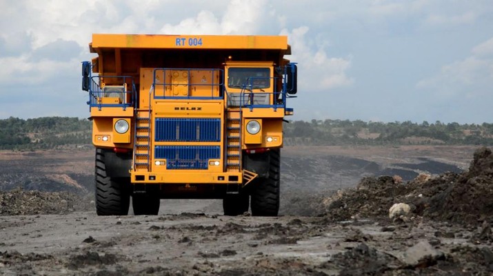 PTBA telah mengoperasikan 7 unit Shovel Listrik (PC3000-6E), 40 unit Hybrid Dump Truck (Belaz-75135), dan 6 Pompa Tambang berbasis listrik.