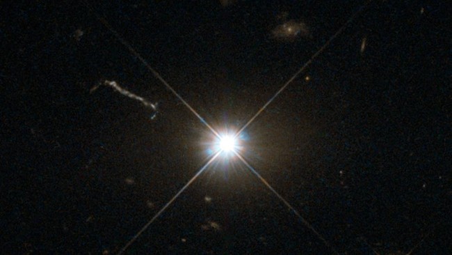 Quasar 3C273 berada di galaksi elips raksasa di rasi Virgo dan suhunya bisa mencapai 10 triliun derajat Celsius.