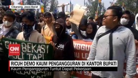VIDEO: Ricuh Demo Kaum Pengangguran di Kantor Bupati Bekasi