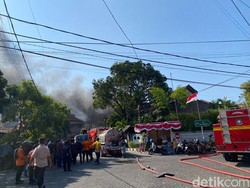 Rumah di Jemur Wonosari Terbakar Hebat, 10 Karyawan Berhamburan Keluar
