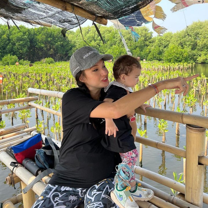 <p>Sang putri Nadi Djiwa Anggara juga terlihat antusias saat diajak Nadine untuk mengikuti berbagai aktivitas di kawasan hutan mangrove. Cuaca yang cukup terik tak jadi penghalang bagi Djiwa untuk bereksplorasi. Semoga sehat hingga persalinan tiba ya. (Foto: Instagram @nadinelist)</p>