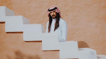 img-title DJ Steve Aoki Jadi Sorotan Usai Pakai Gamis & Sorban, Ternyata Ini Alasannya