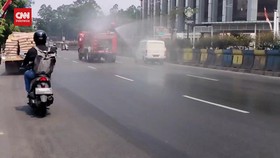VIDEO BPBD Kota Tangerang Semprot Jalanan Kendalikan Pencemaran Udara