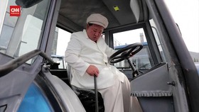 VIDEO: Kim Jong Un Mampir ke Pabrik Traktor di Kala Krisis Pangan