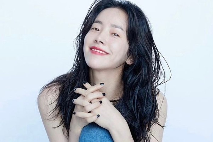 Tidak hanya aktif sebagai selebriti, Han Ji Min juga memiliki jiwa sosial yang tinggi. Ia diketahui sering menjadi sukarelawan di berbagai kegiatan sosial./ foto: instagram.com/roma.emo