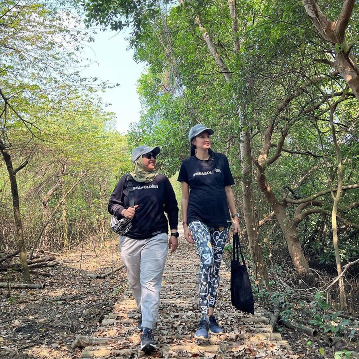 <p>Walau sedang hamil Nadine terlihat tetap bersemangat untuk melakukan berbagai kegiatan yang diadakan di kawasan hutan mangrove. Semangat Nadine mengundang decak kagum dari banyak pengikutnya di Instagram. (Foto: Instagram @nadinelist)</p>