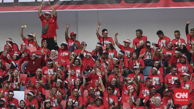 PDIP menggelar ribuan pasukan di Stadion Jatidiri, Semarang untuk menyatakan kesiapan memenangkan Ganjar Pranowo dalam Pilpres 2024.