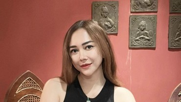 img-title Hindari Drama, Aura Kasih Ingin Anak Tahu Sendiri Siapa Sang Ayah