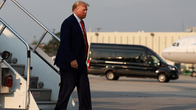 Mantan Presiden Amerika Serikat, Donald Trump, ditangkap di penjara Fulton County usai menyerahkan diri pada Kamis (24/8) sore waktu setempat.