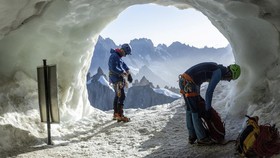 FOTO: Wisata Pendakian Gunung Mont-Blanc Prancis Kena Gelombang Panas