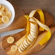 Tak Banyak yang Tahu, Ternyata Kulit Pisang Punya Manfaat Buat Kulit Lho!