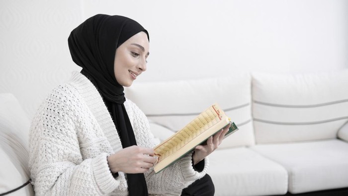 Ilustrasi perempuan baca Alquran