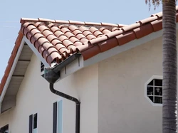 Tips Aman Membersihkan Talang Air di Rumah