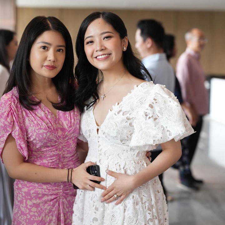 <p>Dua putri pengusaha Hary Tanoesoedibjo, Valencia dan Jessica Tanoesoedibjo, saat ini sedang hamil anak pertama. Kakak beradik ini menjalani kehamilan pertama di waktu yang sama, Bunda. (Foto: Instagram @jessicatanoe/ @valenciatanoe)</p>