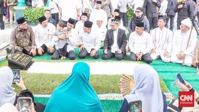 Jokowi hingga UAH Ziarah Makam H Anif Shah, Ayah Wagub Sumut