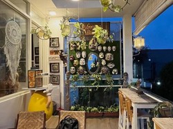 Ngopi Ditemani Ratusan Boneka Tua di Kafe Golekan Malang
