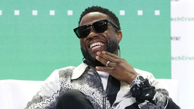 Kevin Hart ngaku jadi orang paling bodoh karena cedera setelah menantang atlet NFL lomba lari. Ia kini terpaksa pakai kursi roda.