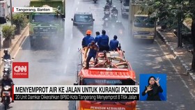 VIDEO: Menyiram Jalan Raya Untuk Kurangi Polusi Udara