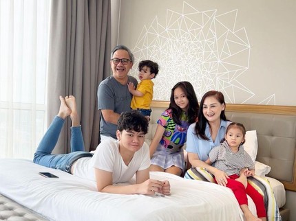 5 Bunda Artis Ini Hamil Lagi saat Anak-anaknya Sudah Beranjak Remaja