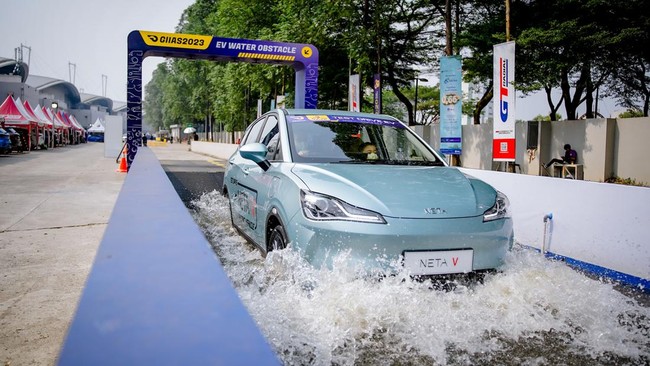 Pada dasarnya mobil listrik sudah didesain melintasi banjir, tetapi bukan berarti hal itu lumrah dilakukan.