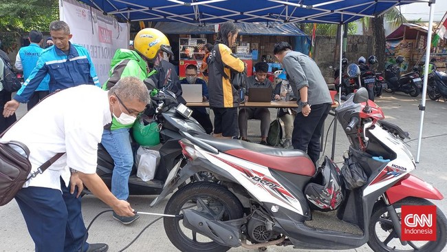 Wakil Kepala DLH DKI menyebut sejauh ini dari sekitar 21 juta kendaraan pribadi di Jakarta, baru lima persen warga yang melakukan uji emisi.