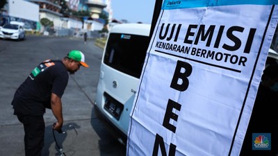 Petugas melakukan uji coba pelaksanaan tilang uji emisi kendaraan di kawasan Terminal Blok M, Jakarta, Jumat (25/8/2023). (CNBC Indonesia/Tri Susilo)