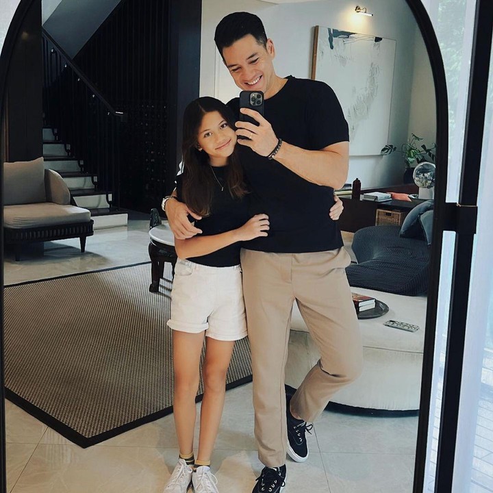<p>"Plek Ayahnya ya, gadis cantik," ujar seorang netizen. "Anak perempuan pasti dekat dengan Bapaknya," papar netizen lainnya. (Foto: Instagram: @andrew.white._)</p>