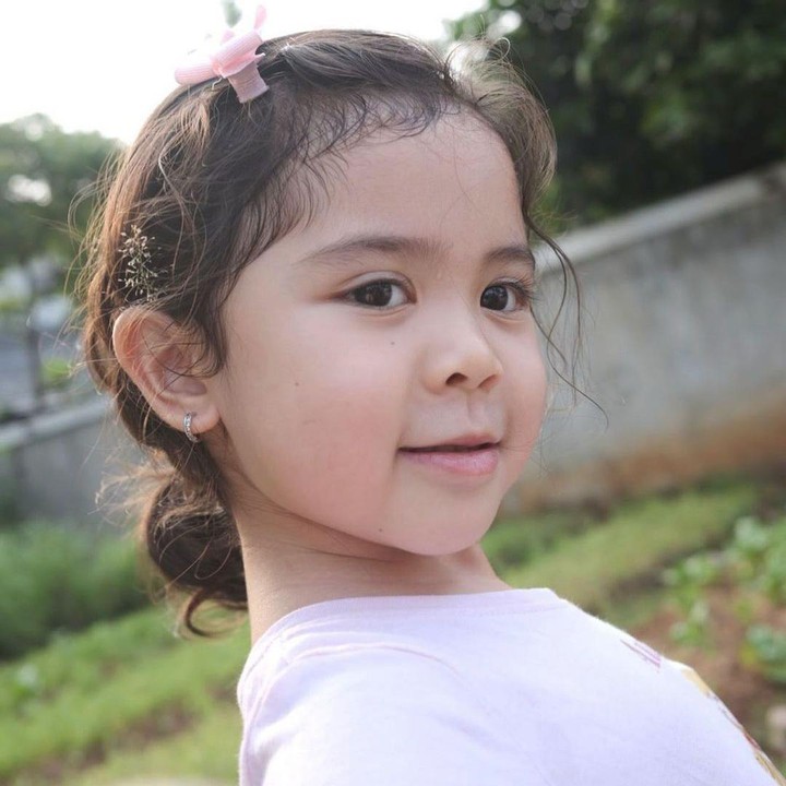 <p>Pada tahun 2023 ini, Khawla genap berusia 5 tahun. Tak terasa, Khawla sudah tumbuh menjadi gadis yang cantik dan berprestasi. (Foto: Instagram: @haykalkamil)</p>