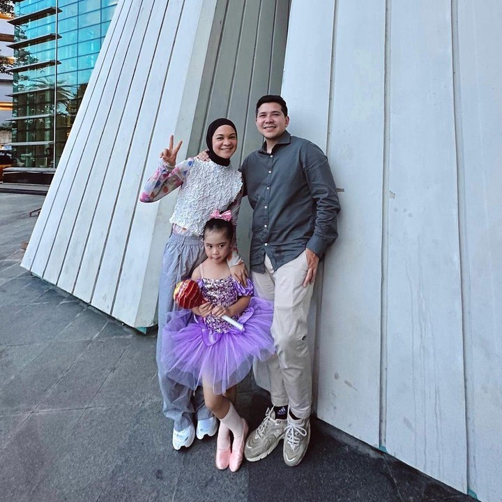 <p>Belum lama ini, Khawla menampilkan tarian balet untuk pertama kalinya di depan banyak orang. Hal ini pun membuat orang tuanya bangga sekaligus terharu. (Foto: Instagram: @haykalkamil)</p>