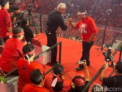 Ganjar dan Bambang Pacul Salam Komando di Hadapan Massa Pemenangan PDIP