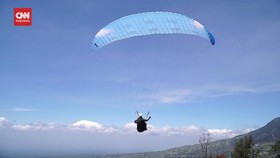 VIDEO: Sensasi Terbang Paralayang Di Lereng Gunung Merbabu