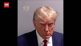 VIDEO: Muka Cemberut Trump usai Menyerahkan Diri ke Penjara Fulton