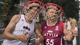 Antusiasme 'Gila' Suporter Latvia di Debut Piala Dunia