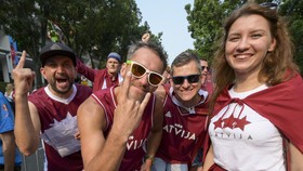 Suporter Latvia Jatuh Cinta dengan Sate dan Nasi Goreng