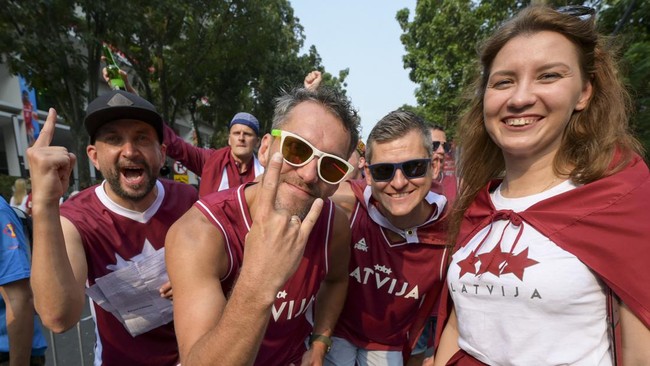 FIBA World Cup 2023 di Jakarta menjadi kesempatan langka bagi suporter timnas basket Latvia untuk menjajal makanan Indonesia.