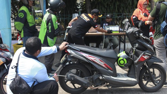 Sebanyak 104 motor dan mobil dinyatakan tak lulus uji emisi dalam percobaan razia emisi di DKI Jakarta hari ini.