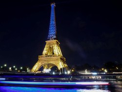 Cahaya Lampu Eiffel Berwarna Bendera Ukraina, Peringati Hari Kemerdekaan
