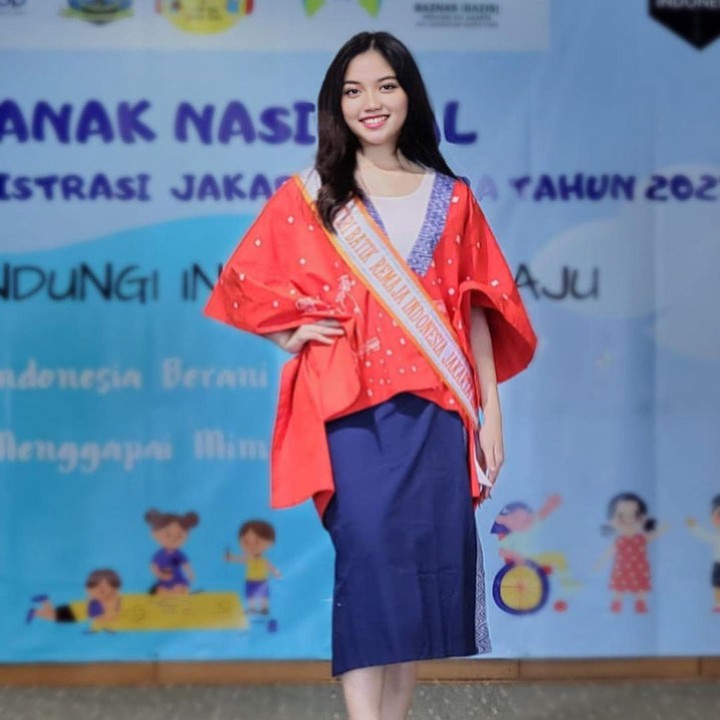 <p>Diketahui, ia juga menjadi Puteri Remaja Batik DKI Jakarta 2023, lho. Keren, ya?(Foto: Instagram @raihana_zemma)<br /><br /><br /></p>