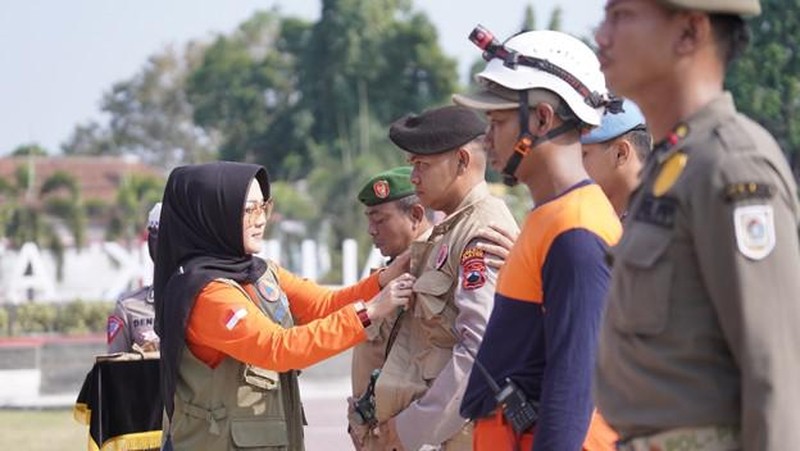 Pemerintah Kabupaten (Pemkab) Klaten menggelar apel siaga Satgas penanganan kebakaran hutan, lahan, dan kekeringan di Alun-alun Klaten, Sabtu (25/8).