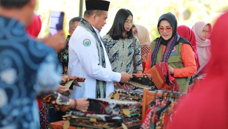 Bupati Klaten hadir mendampingi Wakil Menteri Desa Pembangunan Daerah Tertinggal dan Transmigrasi, Paiman Raharjo, melakukan kunjungan kerja ke Desa Gemblegan.