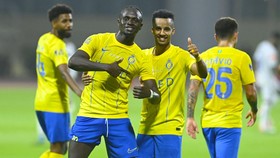 Momen Lucu Sadio Mane Kaget Saat Salaman dengan Lawan
