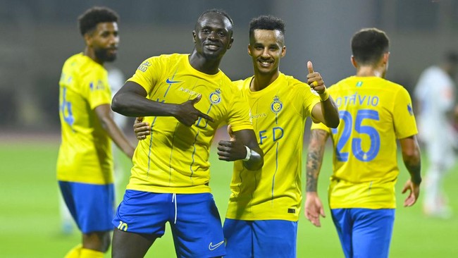 Laga Al Nassr vs Al Fateh diwarnai momen menarik karena Sadio Mane terkejut saat bersalaman dengan lawan.