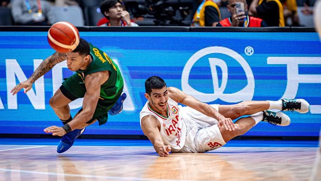 Brasil sukses menaklukkan Iran dengan skor telak 100-59 dalam laga FIBA World Cup di Indonesia Arena, Sabtu (26/8).